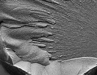 Faciès de rupture sur la surface de rupture de pièces métalliques et solutions aux problèmes de l’analyse de défaillance métallurgique