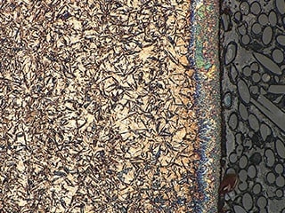 Structure métallique contenant des fibres de carbone