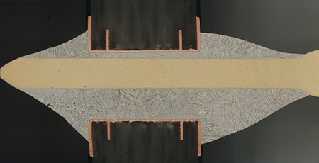 Image assemblée de la coupe d’une broche de connecteur brasée
